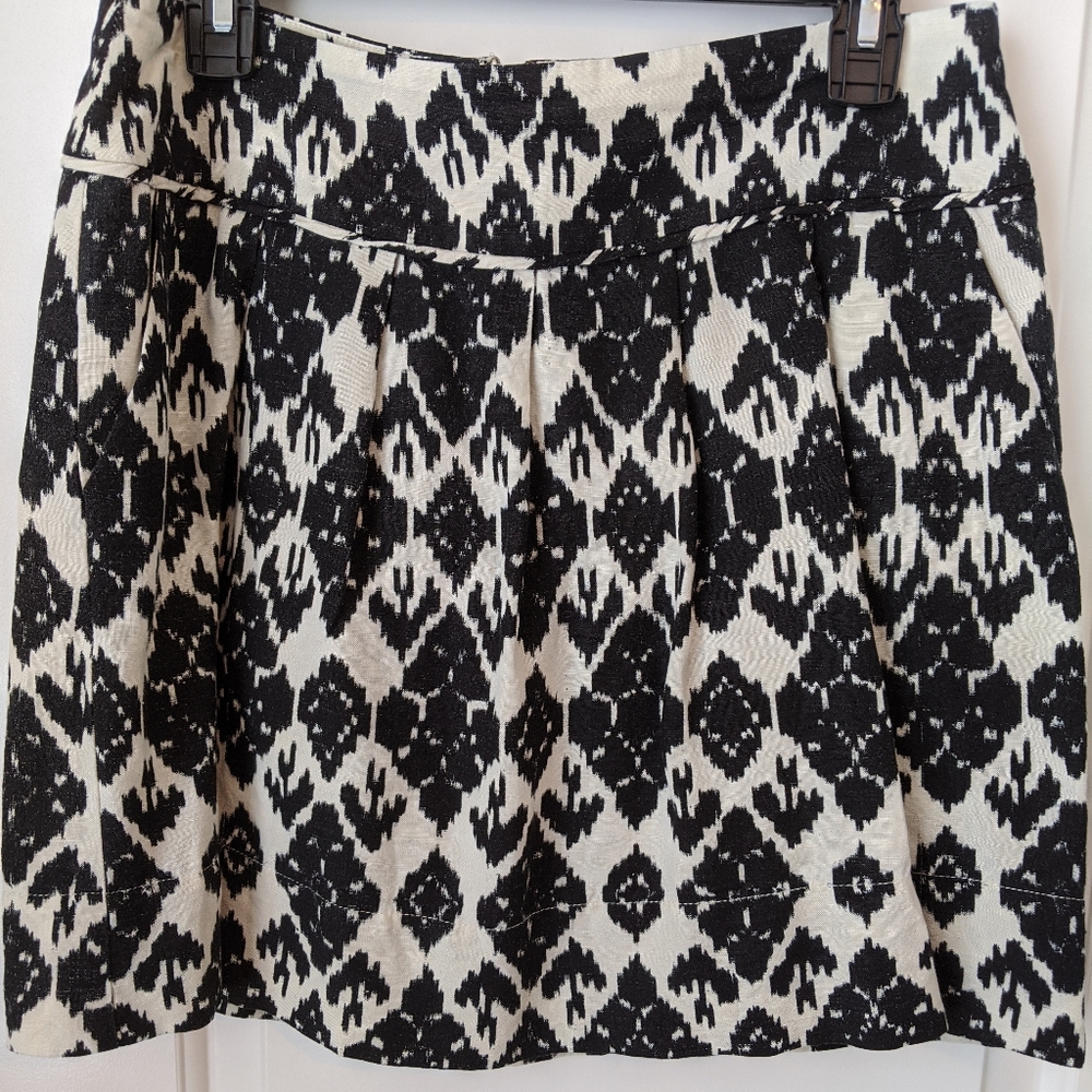 Loft Black and white patterned skirt with pockets